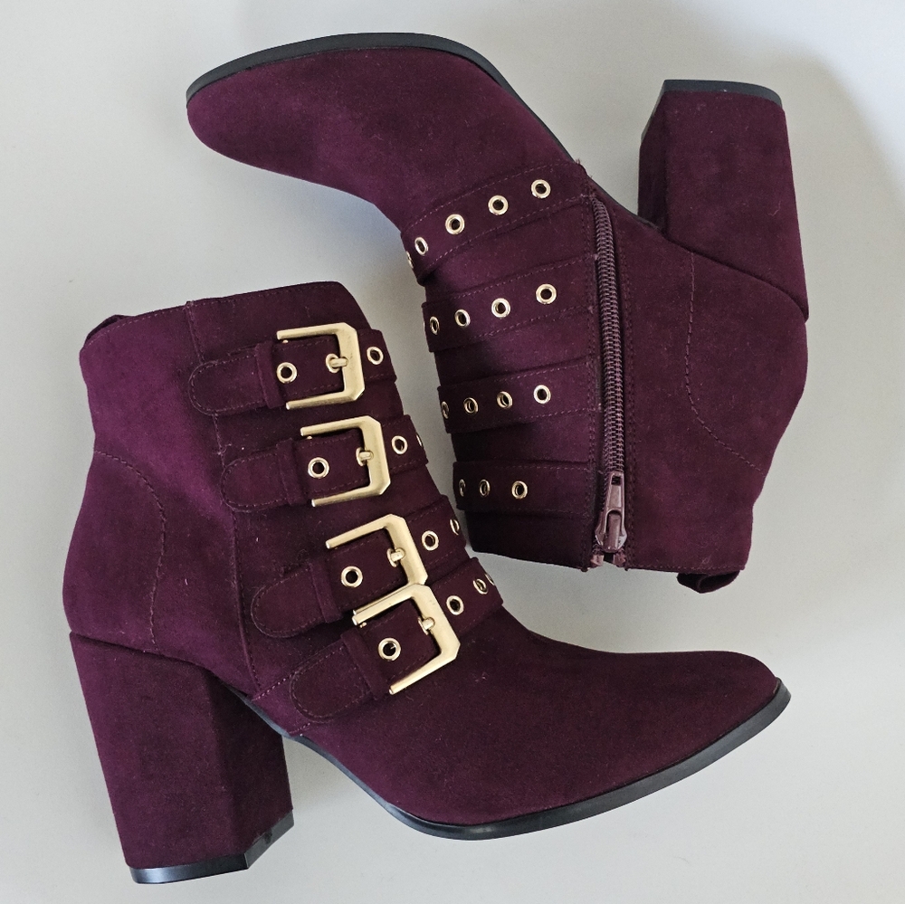 ☆ CARLOS Gamma Buckle Black-Heel Booties, 7.5 ☆